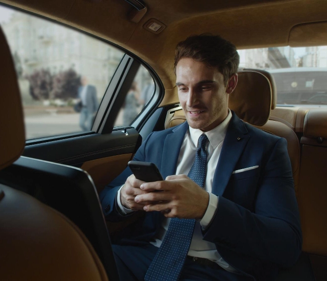 Executivo trabalhando dentro de carro de luxo TEVO